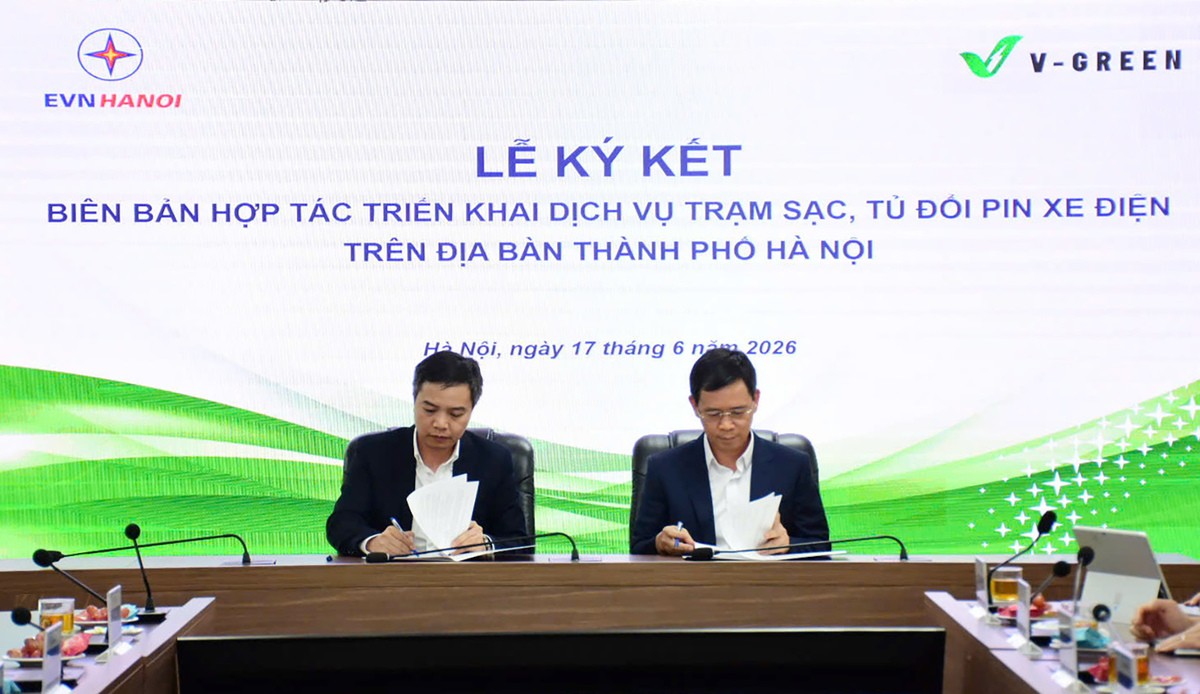Đại diện V-Green và EVNHANOI tại lễ ký kết hợp tác