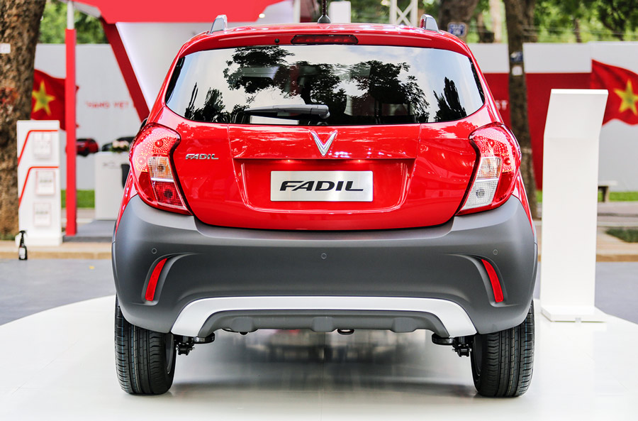 Cái nhìn từ phía sau của xe Fadil