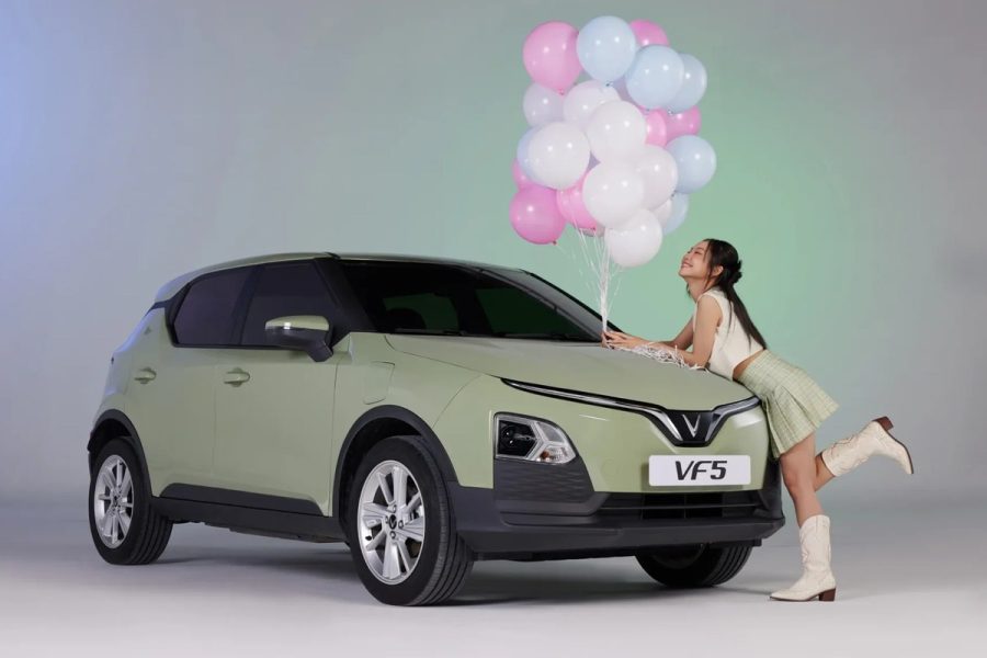 VinFast VF5 Plus màu Urban Mint cùng mẫu ảnh lookbook tại VinFast Ngọc Anh