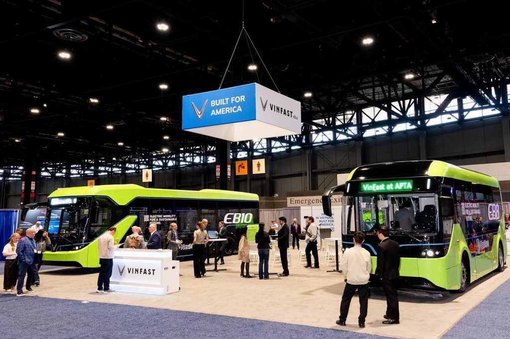 Gian hàng VinFast tại triển lãm vận tải công cộng ở Chicago với hai xe buýt điện